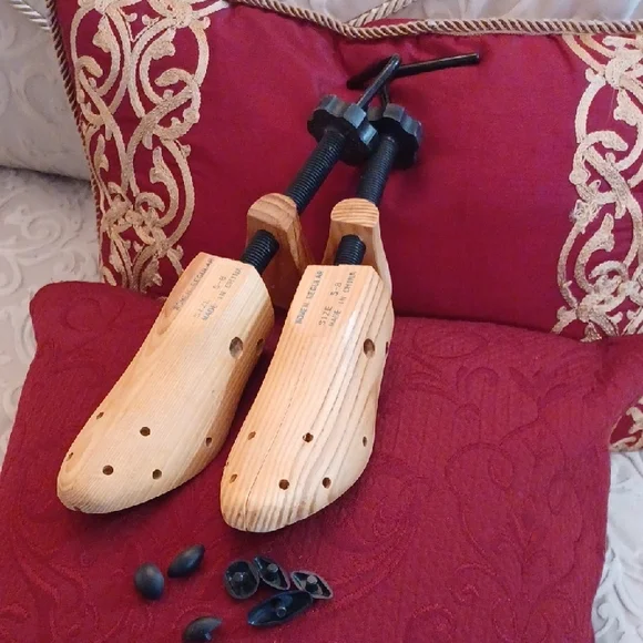Wooden Shoe Stretchers - Natural Wood Women’s Shoe Care - Picture 1 of 6